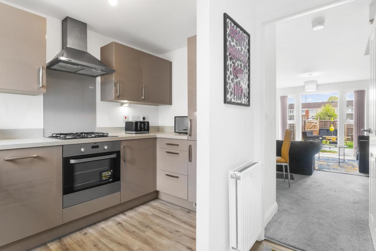 Luxury 2 Bed House City Centre ✘ Bbq & Garden ☆ Family Friendly→ Swingball & Outdoor Furniture - Free Parking → With 50 Inch Smart Tv, Free Netflix & Wifi ✘ Comfy Seating Area - By Maevela 버밍엄 외부 사진